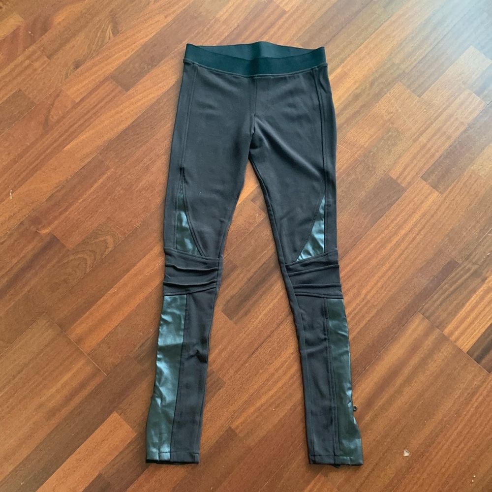Network cotton leggings with faux leather pieces